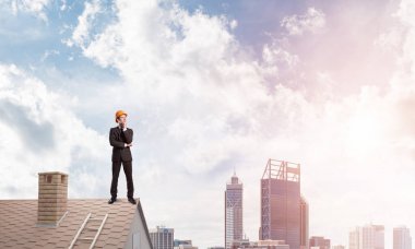 Çatıda duran mühendisi