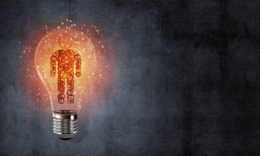 İnsan içinde gears ile arka plan, insanlık için yenilikler kavramı koyu gri duvar üzerinden ile parlak cam ampul