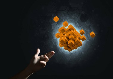 küp şekil tutan işadamı el