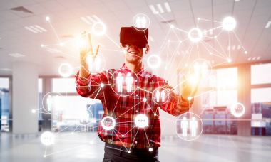 Sanal gerçeklik kulaklığı olan adam. 