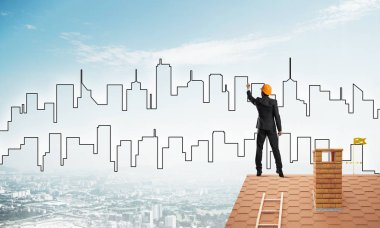 Mühendis adam evin çatısında ayakta 