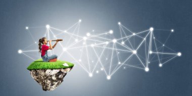 sevimli gülümseyen kız  