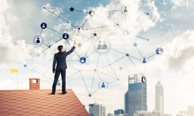 adam çatıda sırt ile ayakta 