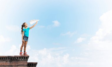 Mutlu sevimli kız bina 