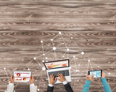 Bir grup insan elinde aygıtlarla 