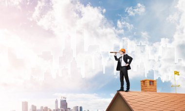 adam çatıda spyglass içinde arıyorum