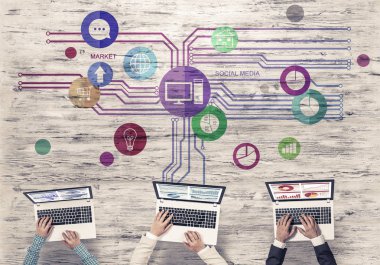 Bir grup insan elinde aygıtlarla 