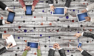 Bir grup insan elinde aygıtlarla