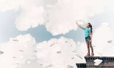 Mutlu sevimli kız bina 