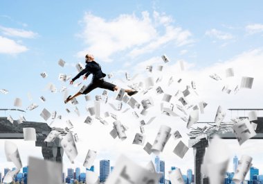 İş kadını boşluğu atlama