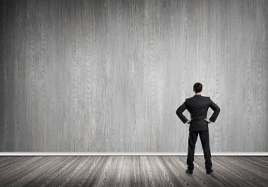 Boş beton odada kendine güvenen zarif iş adamının arka planı