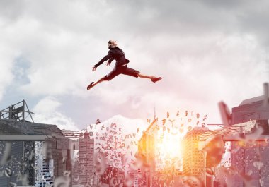 İş kadını boşluğu atlama