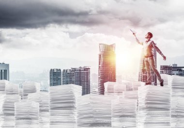 Rahat kıyafet ise cityscape belgelerle yığını üzerinde duran ve arka plan üzerinde güneş ışığı el kitabı ile uydurarak erkekte yan görünüm. Karışık teknik.