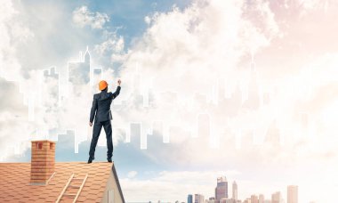 Mühendis adam evin çatısında ayakta 