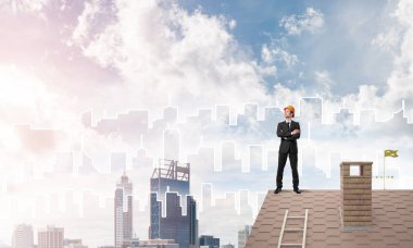 Çatıda duran mühendisi