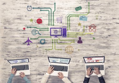 Bir grup insan elinde aygıtlarla 