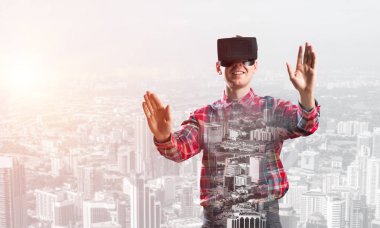 Sanal gerçeklik kulaklığı olan adam. 