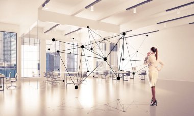 Ayakta duran zarif iş kadını. 