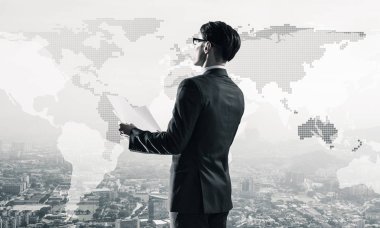 Modern iş city adlı arıyorum elinde belgeleriyle zarif genç işadamı