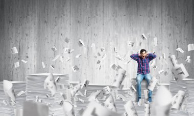 Gündelik giysili genç adam. 