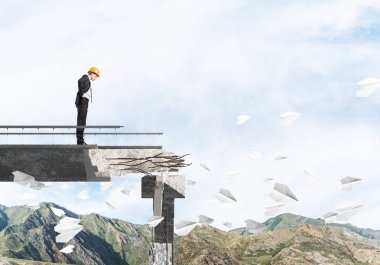 Genç takım elbise ve kask mühendisi