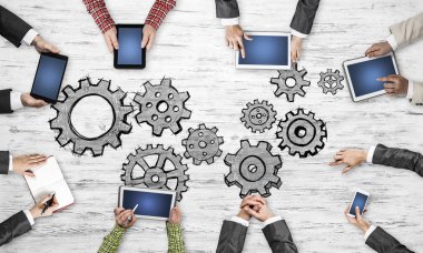 Bir grup insan elinde aygıtlarla