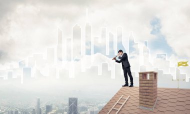 adam çatıda spyglass içinde arıyorum