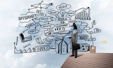 Meçhul işadamı ile kamera zoom yerine baş ayakta evin çatısında, ev güvenlik ve gizlilik koruma kavramı