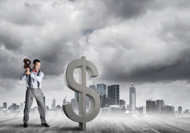 Genç öfkeli işadamı kaza Doları sembol modern cityscape karşı taş keman ile olacak