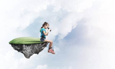 sevimli gülümseyen kız  