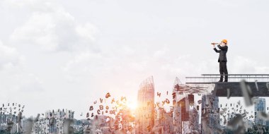 Genç takım elbise ve kask mühendisi