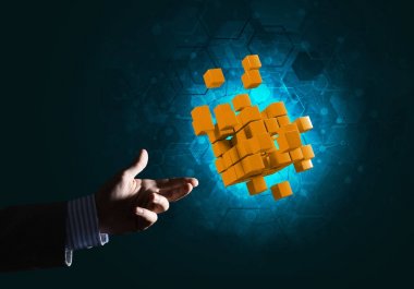 küp şekil tutan işadamı el