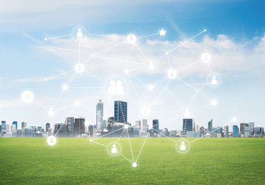 Yeşil çim ve ekranda sosyal bağlantı kavramı ile modern cityscape