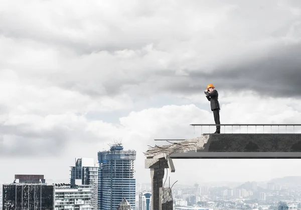 Joven ingeniero de traje y casco — Foto de Stock