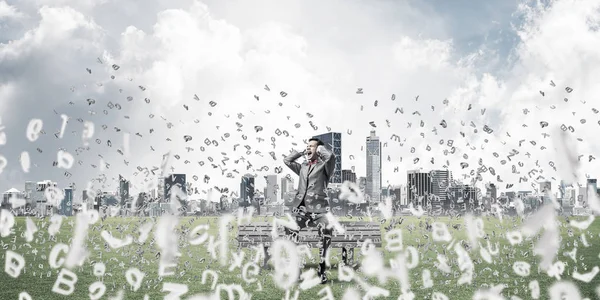 Gefrustreerd zakenman zittend op de Bank — Stockfoto