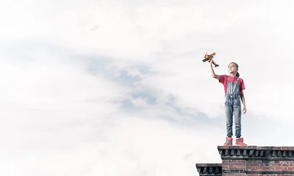 Menina criança feliz bonito no edifício — Fotografia de Stock