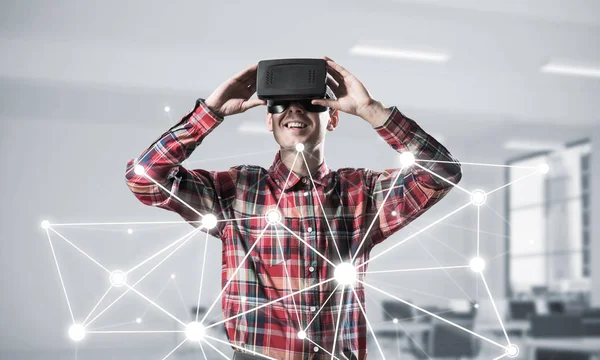 Homme avec casque de réalité virtuelle — Photo