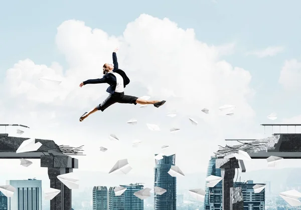 Mujer de negocios saltando sobre la brecha —  Fotos de Stock