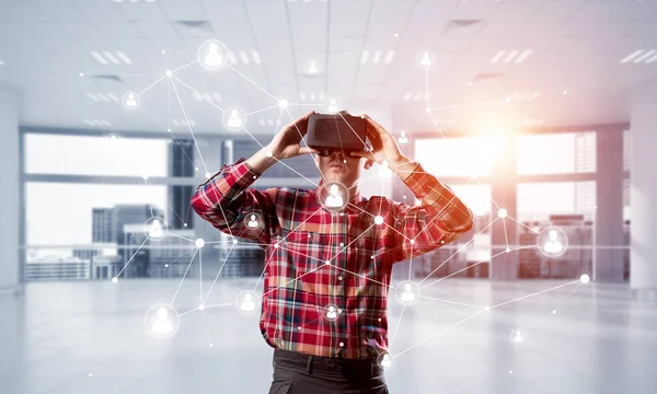 Homme avec casque de réalité virtuelle — Photo