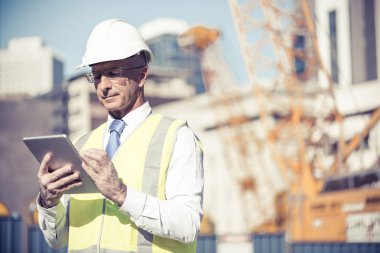 mühendis erkek takım elbise ve kask