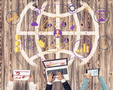 Bir grup insan elinde aygıtlarla 