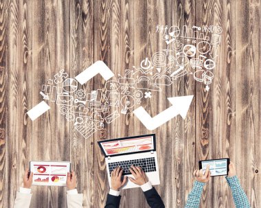 Bir grup insan elinde aygıtlarla