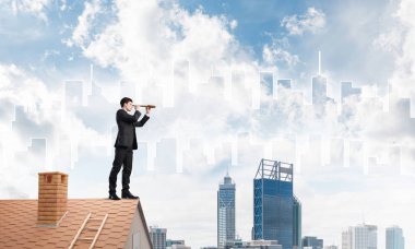 adam çatıda spyglass içinde arıyorum