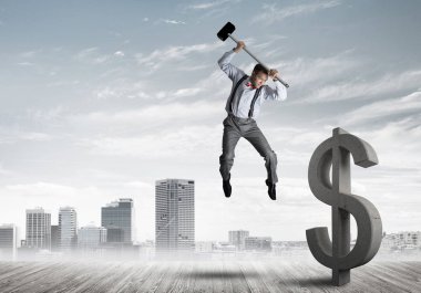 Öfkeli genç işadamı kaza Doları sembol modern cityscape karşı taş çekiç ile olacak