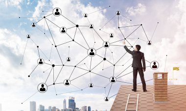 adam çatıda sırt ile ayakta 