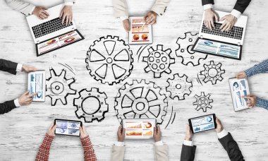 Bir grup insan elinde aygıtlarla