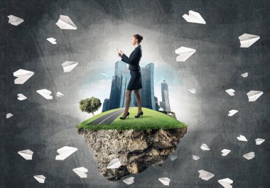 Yeşil yüzen ada üzerinde duran işkadını