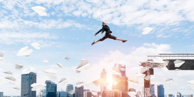 İş kadını boşluğu atlama