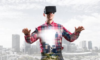 Sanal gerçeklik kulaklığı olan adam. 