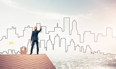 Mühendis adam evin çatısında ayakta 